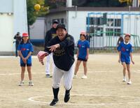　子どもたちとゲームを楽しむ伊原（撮影・山口登）