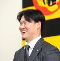 　契約更改交渉を終え、取材に応じる及川（撮影・北村雅宏）