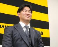 　契約更改交渉を終え、取材に応じる及川（撮影・北村雅宏）