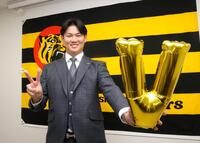 　契約更改交渉を終え、ポーズを決める及川（撮影・北村雅宏）