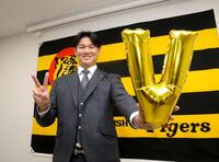 　契約更改交渉を終え、ポーズを決める及川（撮影・北村雅宏）