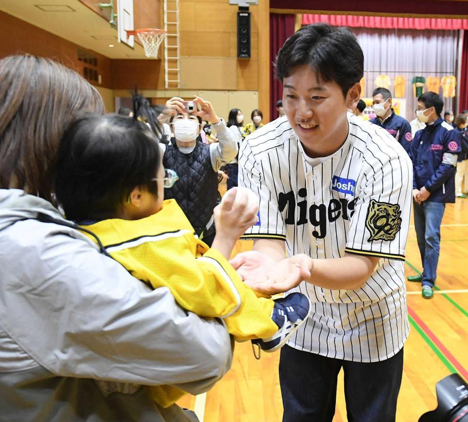 　子どもたちとふれあう門別（撮影・西田忠信）