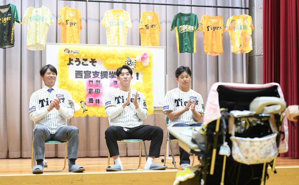 　生徒代表あいさつに拍手を送る（左から）筒井コーチ、富田、門別（撮影・西田忠信）