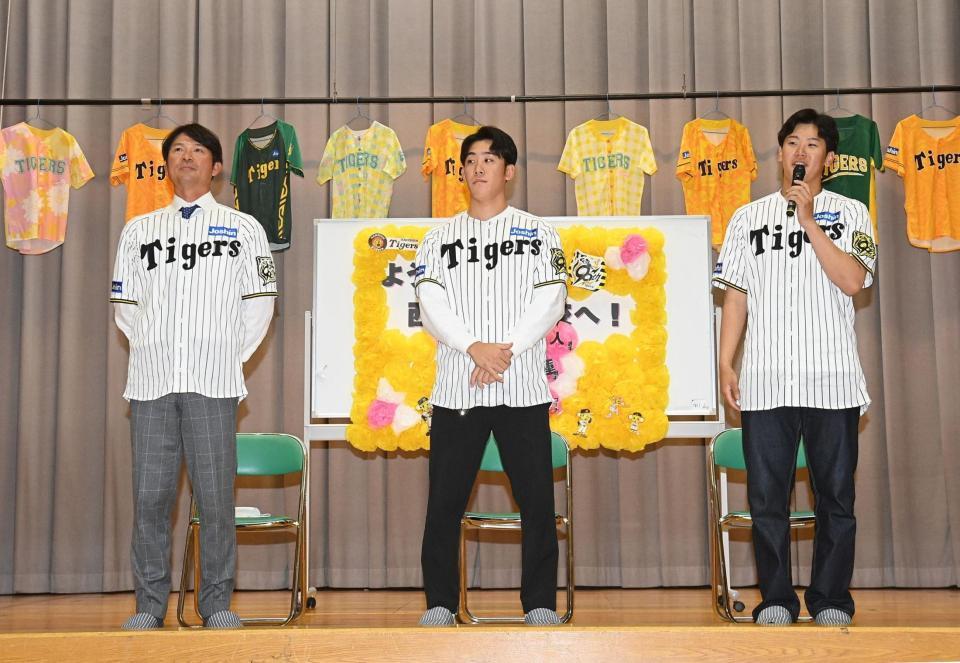 　ステージに並ぶ（左から）筒井コーチ、富田、門別（撮影・西田忠信）