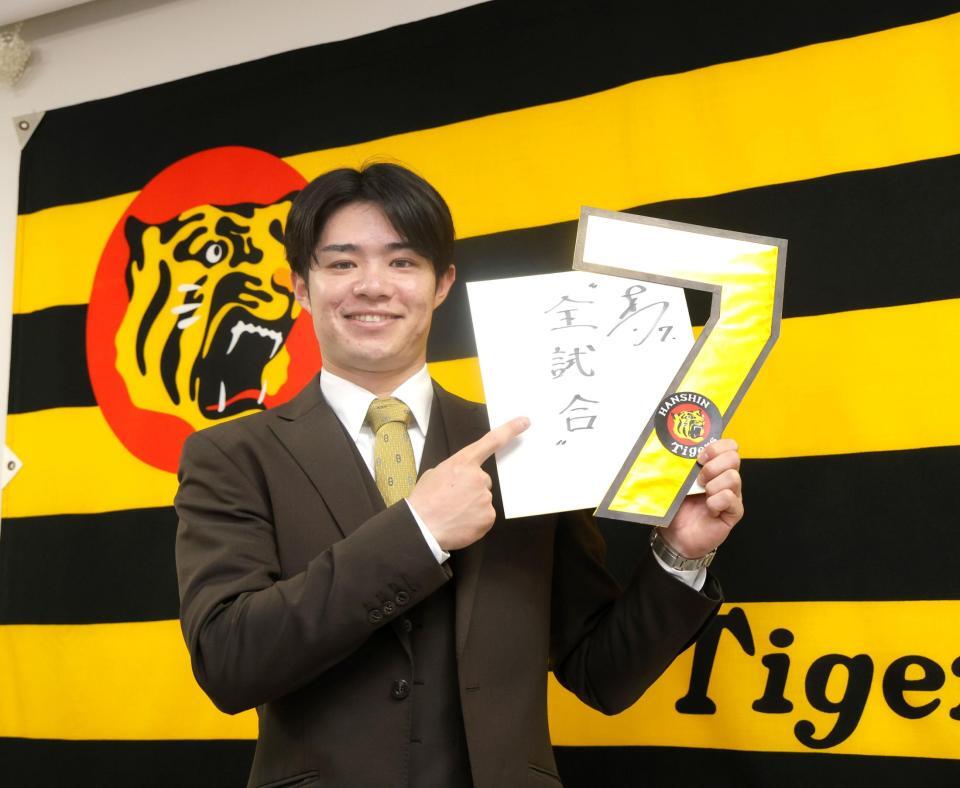 　契約更改交渉を終え、色紙を指さす中野（撮影・北村雅宏）