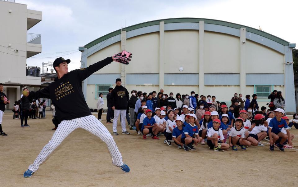 　子どもたちの前でキャッチボールする今朝丸（撮影・山口登）
