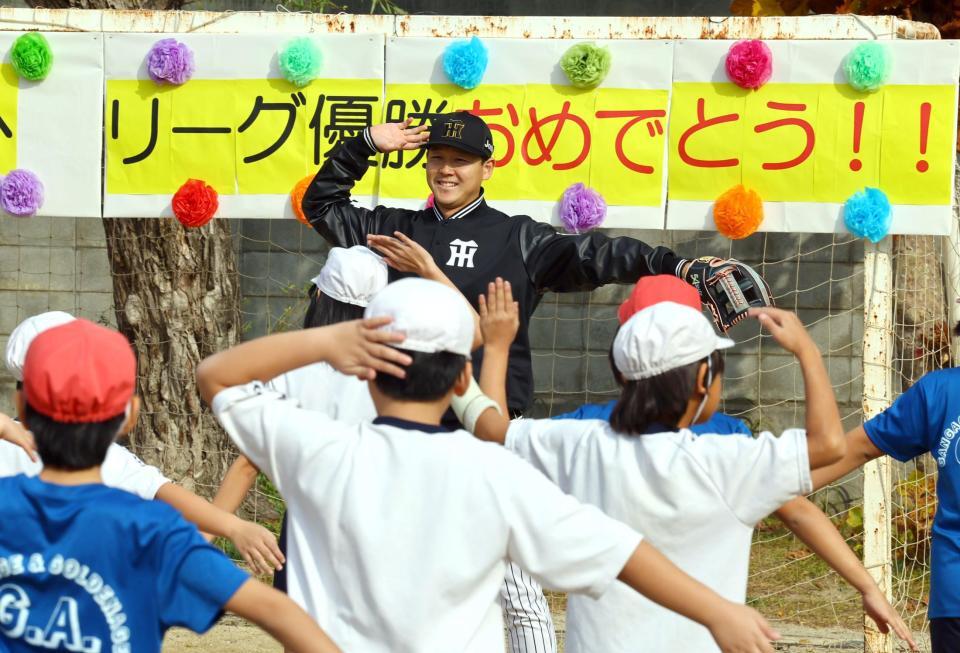 　子どもたちと準備運動をする木下（撮影・山口登）