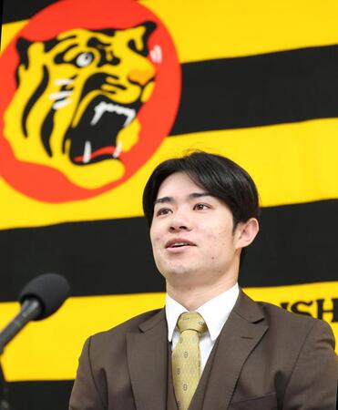 　契約更改交渉を終え、取材に応じる中野（撮影・北村雅宏）