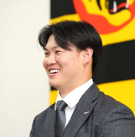 　契約更改交渉を終え、取材に応じる及川（撮影・北村雅宏）