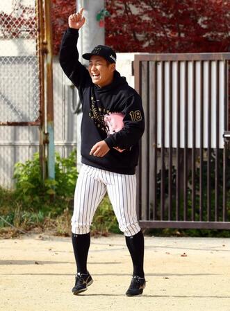 　ゲームを盛り上げる伊原（左端）＝撮影・山口登