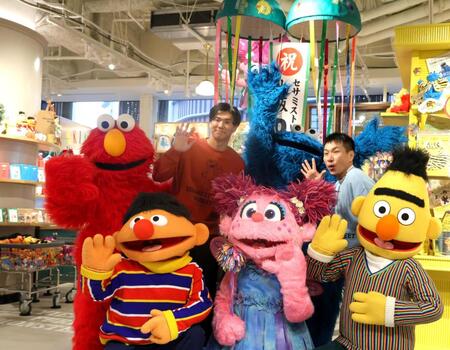 　セサミストリートマーケット阪神梅田本店のオープンを記念し、写真に納まる（前列左から）アーニー、アビー、バート（後列左から）エルモ、湯浅、クッキーモンスター、ますだおかだ・増田（撮影・北村雅宏）
