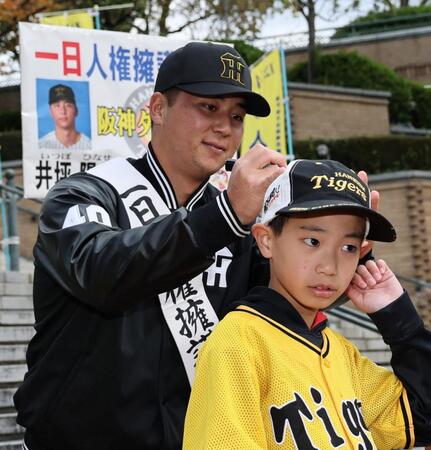 　啓発活動を行った井坪（撮影・田中太一）