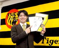 　契約更改を終え、色紙を指さす中野（撮影・北村雅宏）