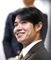 　契約更改交渉を終え、記者の質問に答える中野（撮影・北村雅宏）