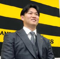 　契約更改交渉を終え、取材に応じる及川（撮影・北村雅宏）