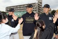 　子どもたちとハイタッチをする（左から）福島、早川、木下（撮影・山口登）