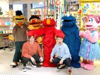 　エルモに頭をなでられる湯浅（前列左）とますだおかだ増田（撮影・北村雅宏）