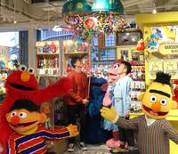 　セサミストリートマーケット阪神梅田本店のオープンを記念し、くす玉を割る湯浅（中央左）＝撮影・北村雅宏