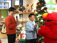 　エルモ（右）を迎える湯浅（左）＝撮影・北村雅宏