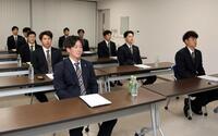 　新人研修会を受ける伊原（手前）ら阪神の選手たち（撮影・山口登）