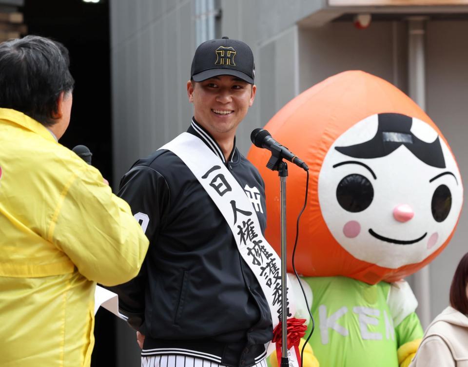 　啓発活動を行った井坪（撮影・田中太一）