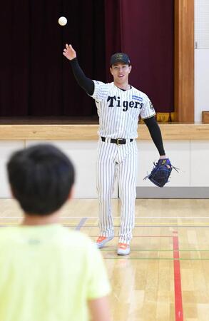 　男の子とキャッチボールする工藤（撮影・佐藤厚）