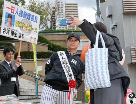 　啓発活動を行った井坪（撮影・田中太一）
