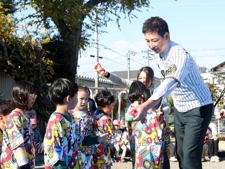 　子どもたちと交流する岩崎（右端）＝撮影・石井剣太郎