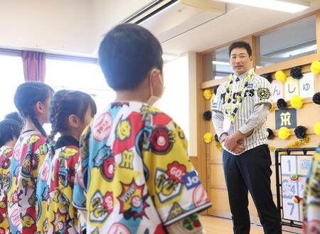 　贈呈式に臨む岩崎（右端）＝撮影・石井剣太郎