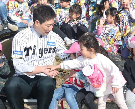 　子どもたちと交流する岩崎（左）＝撮影・石井剣太郎