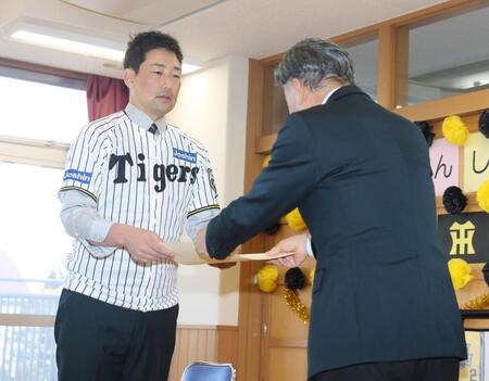 　関係者から感謝状を受け取る岩崎（左）＝撮影・石井剣太郎