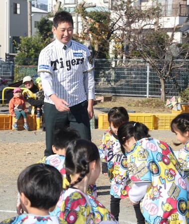 　子どもたちと交流する岩崎（撮影・石井剣太郎）
