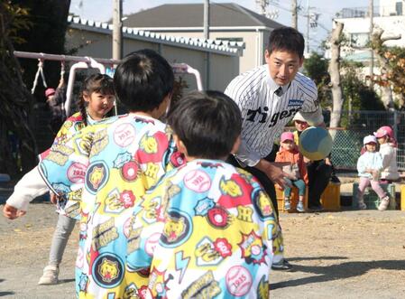 　子どもたちと交流する岩崎（右端）＝撮影・石井剣太郎