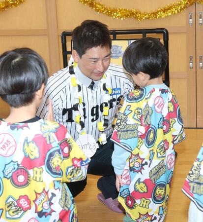 　子どもたちからメダルを贈られた岩崎（中央）＝撮影・石井剣太郎