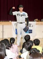 　生徒たちに力こぶを見せる工藤（撮影・佐藤厚）