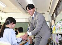 　全員と握手をして授業を終わる工藤（撮影・佐藤厚）