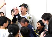 　子どもたちに囲まれる工藤（撮影・佐藤厚）