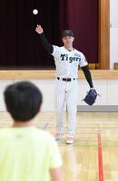 　男の子とキャッチボールする工藤（撮影・佐藤厚）