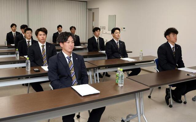 　新人研修会を受ける伊原（手前）ら阪神の選手たち（撮影・山口登）