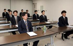 　新人研修会を受ける伊原（手前）ら阪神の選手たち（撮影・山口登）