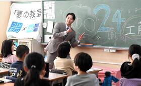 　教室で授業を行う工藤（撮影・佐藤厚）