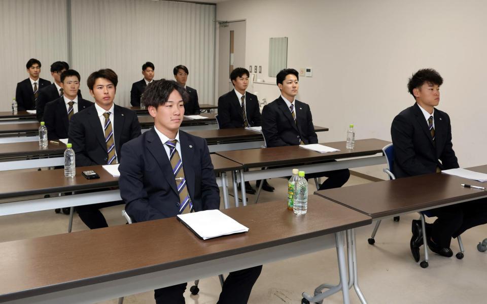 　新人研修会を受ける伊原（手前）ら阪神の選手たち（撮影・山口登）