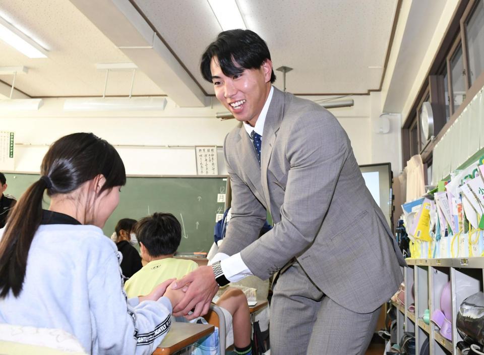 　全員と握手をして授業を終わる工藤（撮影・佐藤厚）