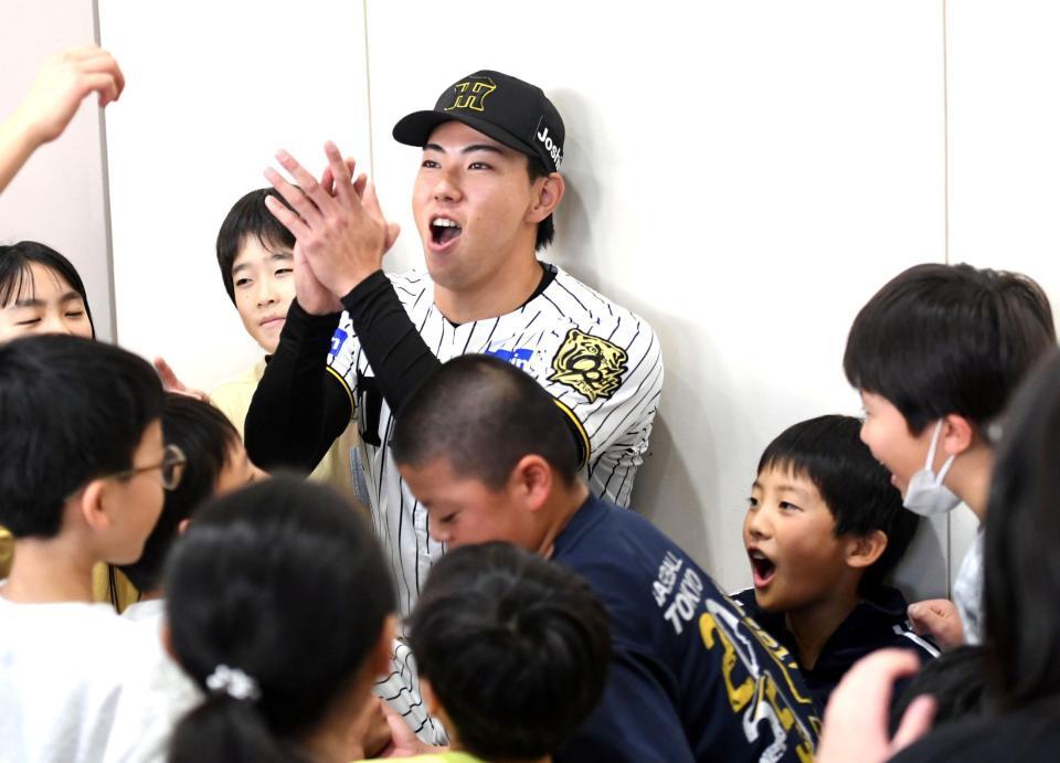 　子どもたちに囲まれる工藤（撮影・佐藤厚）