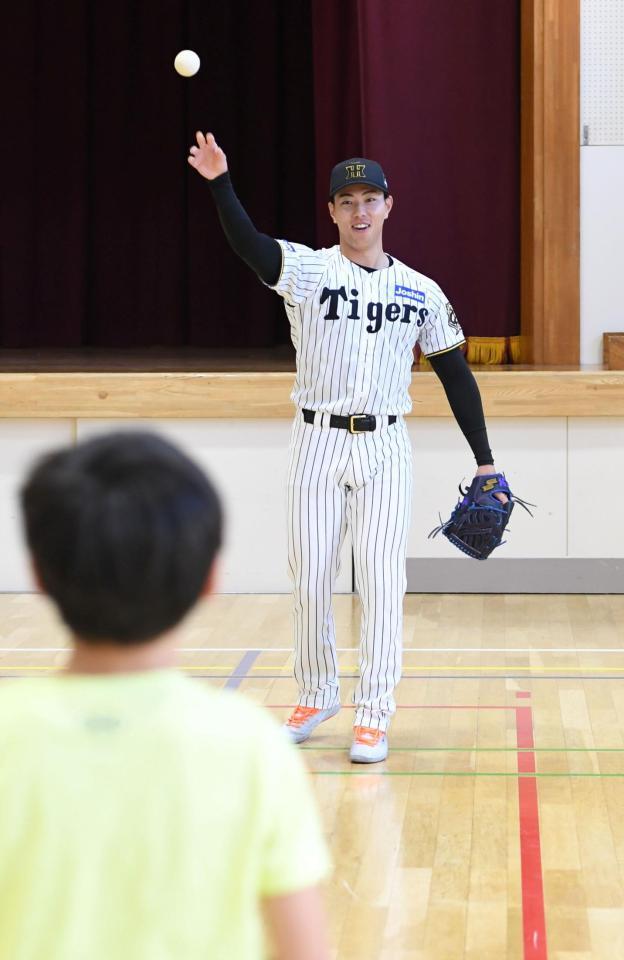 　男の子とキャッチボールする工藤（撮影・佐藤厚）