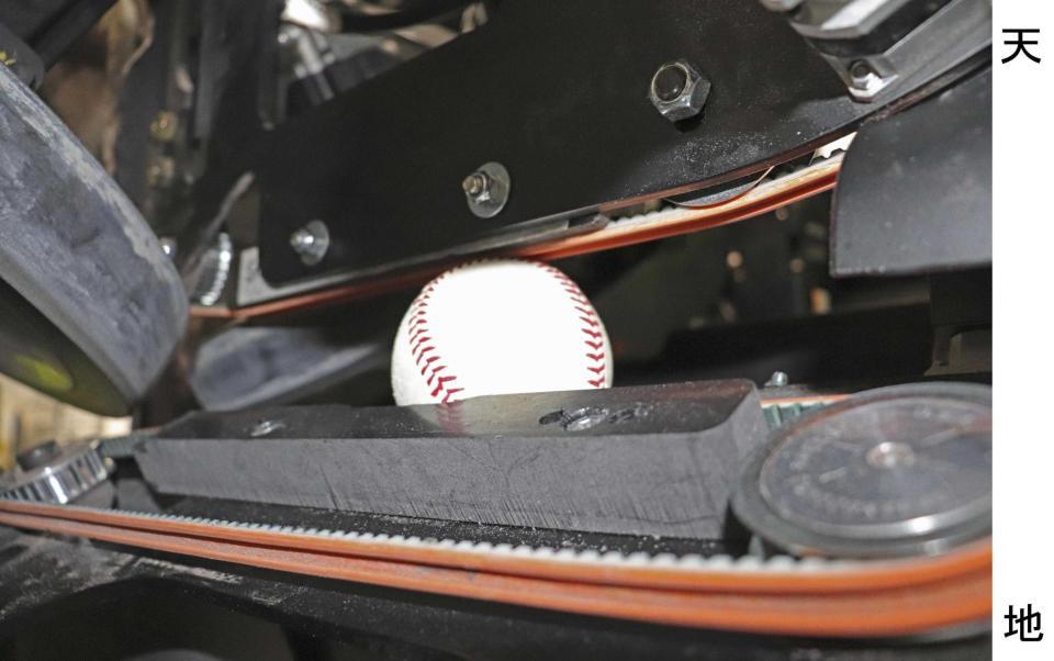 　発射装置。ボールは左の方へ放たれる（共同）