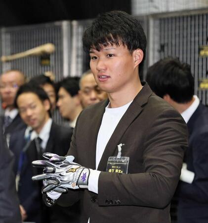 　手袋を確かめる森下