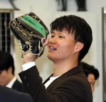 　グラブの感触を確かめる森下（撮影・田中太一）