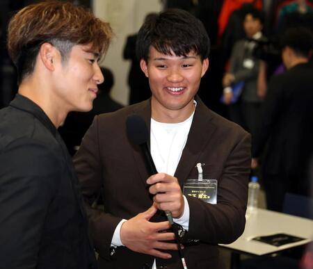 　ミーティングに参加した森下は上林にインタビューをする！？（撮影・田中太一）