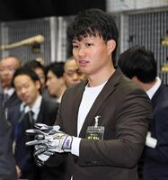 　手袋を確かめる森下